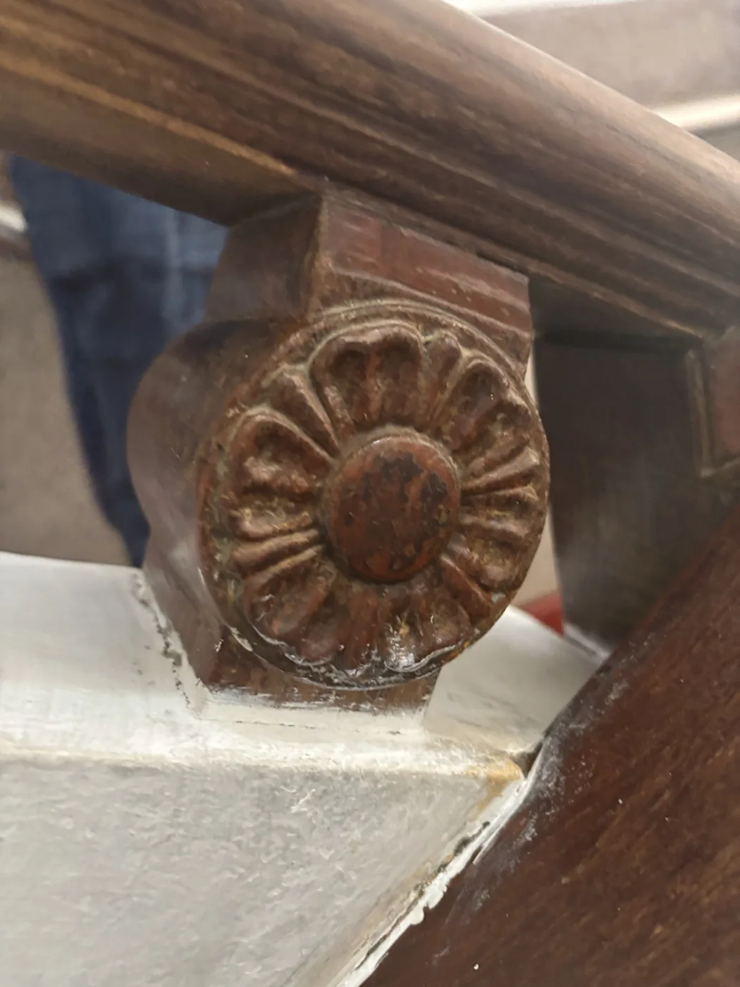 A carved wooden pekada bracket, the beam-end cut into a lotus.